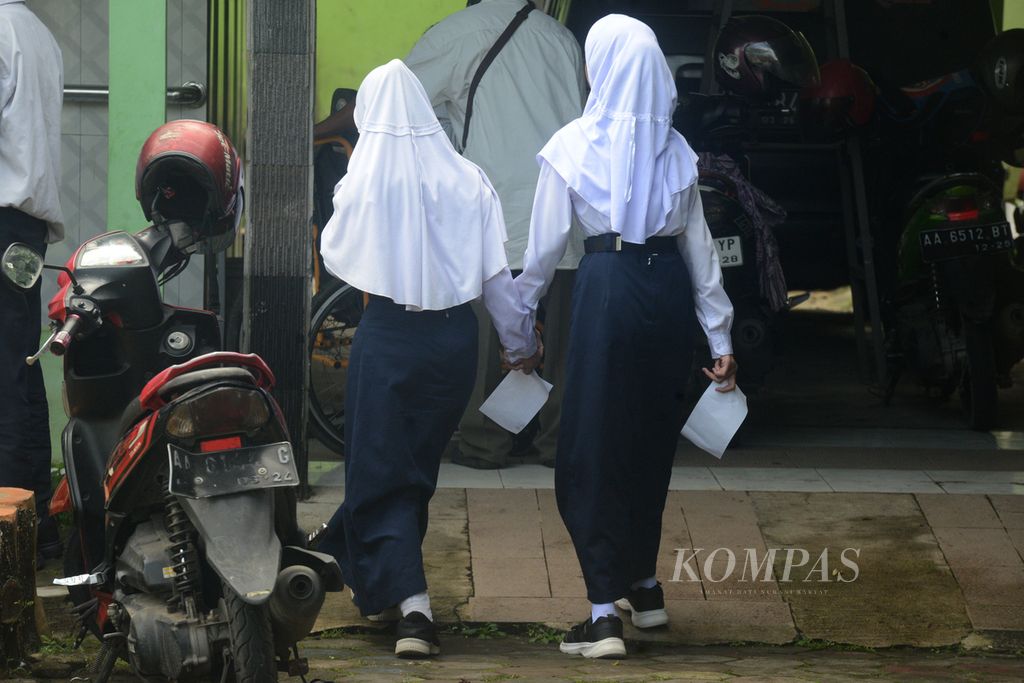 Murid difabel menuju TPS dengan membawa surat suara di SLB Negeri Kota Magelang, Kecamatan Magelang Utara, Kota Magelang, Jawa Tengah, Senin (5/2/2024). 