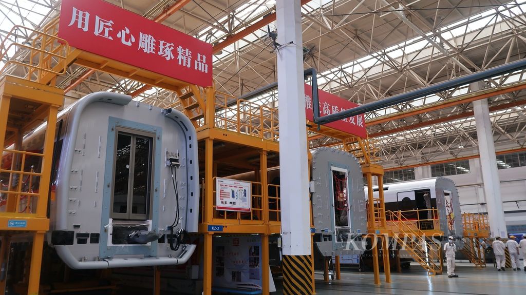 Tampak sejumlah gerbong terparkir di area pabrik CRRC Qingdao Sifang Co Ltd, Qingdao, Provinsi Shandong, China, Senin (22/5/2023). Dengan sejarah selama 123 tahun, perusahaan ini adalah salah satu manufaktur peralatan kereta tertua di China.