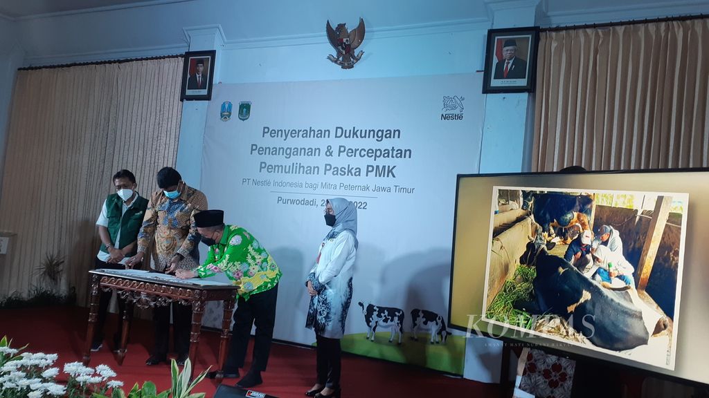 Guna mengatasi dampak wabah penyakit mulut dan kuku (PMK), PT Nestle Indonesia memberikan dukungan kepada peternak sapi perah di Jawa Timur senilai Rp 7,7 miliar. Bantuan itu berupa bantuan pakan, disinfektan, vitamin, dan obat-obatan mulai Juni hingga September 2022. Inisiatif sektor swasta untuk membantu mengatasi wabah PMK dinilai akan mempercepat pemulihan sektor peternakan setelah diterpa PMK. Kamis (28/7/2022) dilakukan serah terima secara simbolis bantuan tersebut dari Nestle Indonesia dengan Pemkab Pasuruan. 