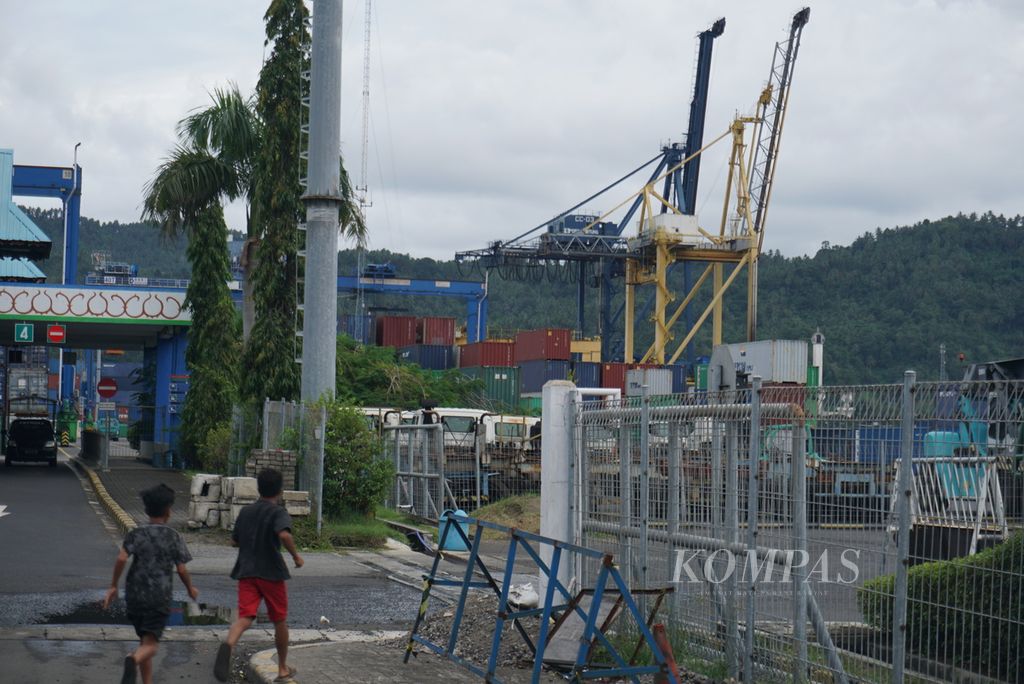 Dua anak berlari di sekitar Pelabuhan Peti Kemas Bitung, Sulawesi Utara, Jumat (21/1/2022). Pelabuhan itu akan terhubung langsung dengan Jalan Tol Manado-Bitung sepanjang 39,8 kilometer.