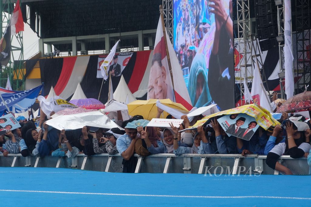 Para pendukung pasangan Prabowo Subianto-Gibran Rakabuming Raka menghadiri kampanye akbar bertajuk Pesta Rakyat Wis Wayahe di Gelanggang Olahraga Delta Sidoarjo, Jawa Timur, Jumat (9/2/2024).