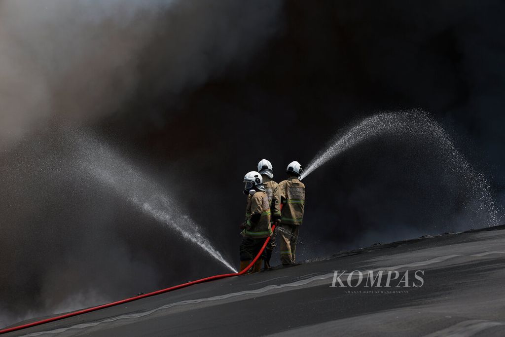 Petugas berjibaku memadamkan api yang membakar area pembuangan sampah di Tempat Pembuangan Akhir Jatibarang, Kota Semarang, Jawa Tengah, Jumat (6/10/2023). 