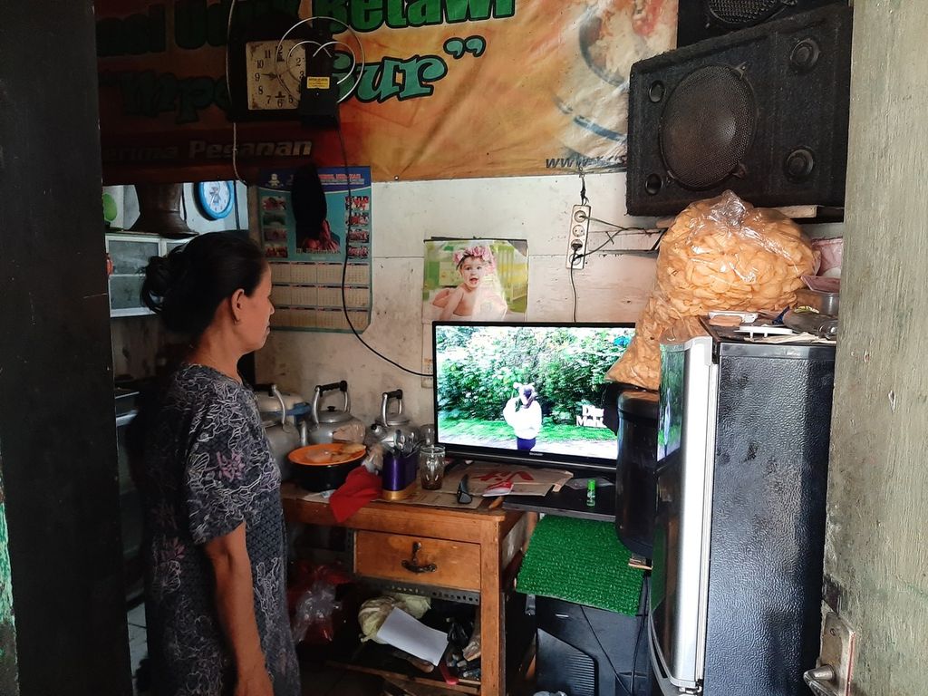 Salah seorang warga menonton televisi di rumahnya di Keluarahan Joglo, Jakarta Barat, Kamis (6/10/2022).