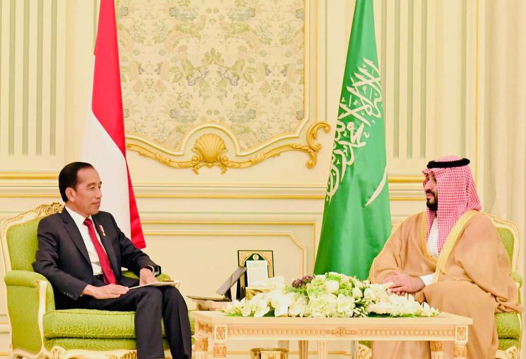 Perdana Menteri Kerajaan Arab Saudi Mohammed bin Salman al-Saud berbincang dengan Presiden Joko Widodo di Istana Al-Yamamah, Riyadh, Kamis (19/10/2023). Presiden Jokowi melawat ke Riyadh untuk kunjungan resmi serta memimpin KTT ASEAN-Organisasi Kerja Sama Negara-negara Teluk (GCC).