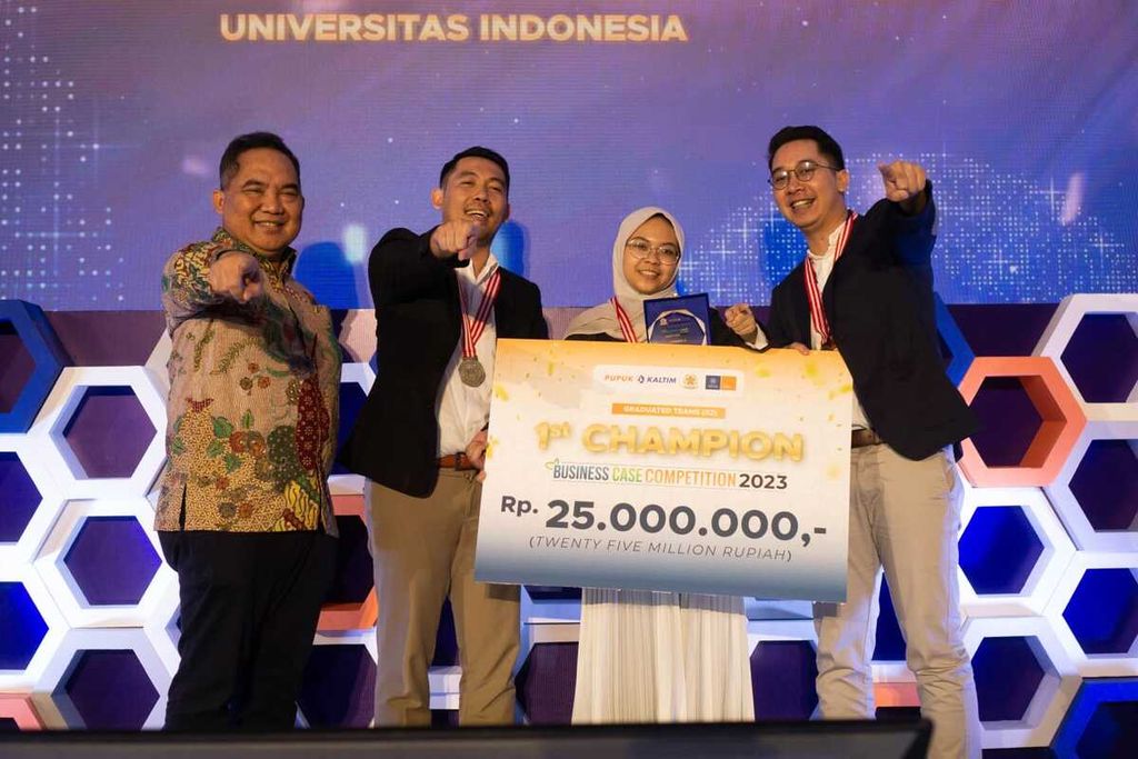 Meizar Effendi, SEVP Business Support PKT (kiri) menyerahkan apresiasi juara pertama pada kategori S2 di ajang BCC 2023 secara simbolik kepada Tim BUZZER BEATER yang merupakan perwakilan dari Universitas Indonesia, Sabtu (26/1/2023) di Kampus UGM Yogyakarta.
