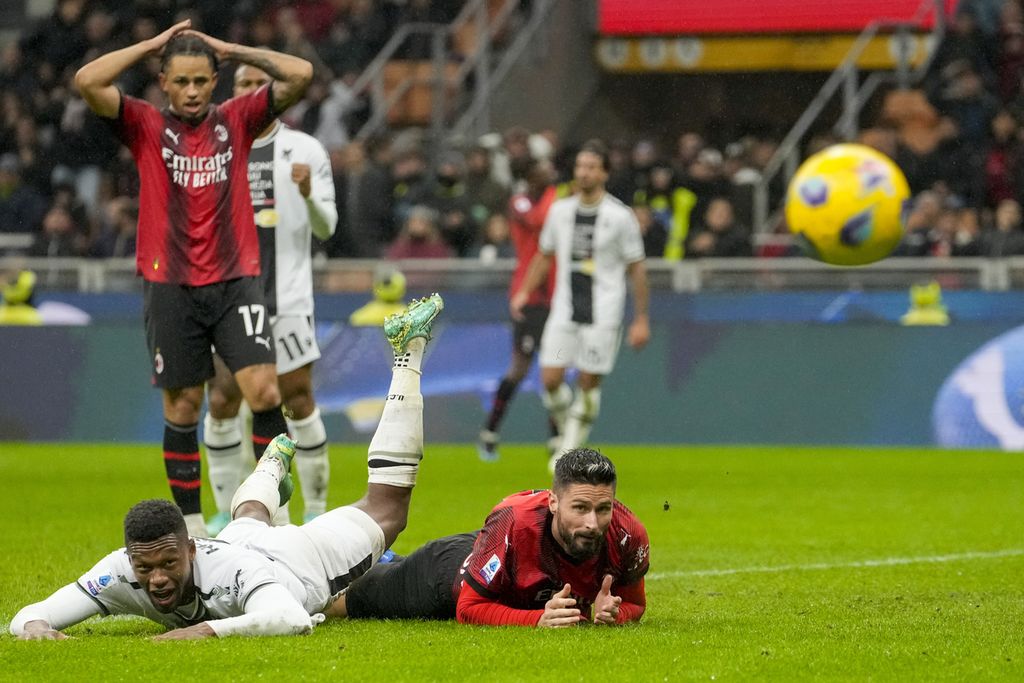 Ekspresi kekecewaan striker AC Milan, Olivier Giroud (kanan), setelah gagal memanfaatkan peluang mencetak gol ke gawang Udinese pada laga Liga Italia di Stadion San Siro, Minggu (5/11/2023) dini hari WiB. Milan kalah, 0-1.
