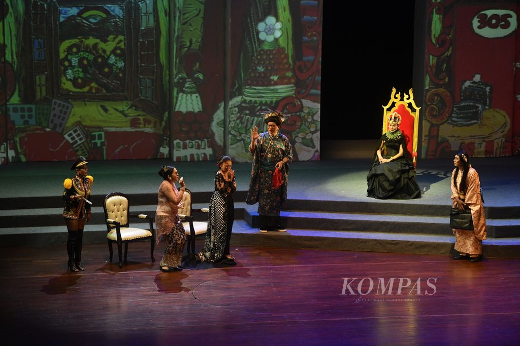 Pementasan <i>Perempuan-perempuan Pilihan</i> di Teater Jakarta, Taman Ismail Marzuki, Jumat (16/7/2022). Pertunjukan ke-37 yang digelar Indonesia Kita itu mengangkat cerita kepemimpinan perempuan di sebuah negeri yang semua penduduknya adalah perempuan. Semua pemain dalam pertunjukan tersebut, termasuk pemain pria, tampil membawakan karakter perempuan.