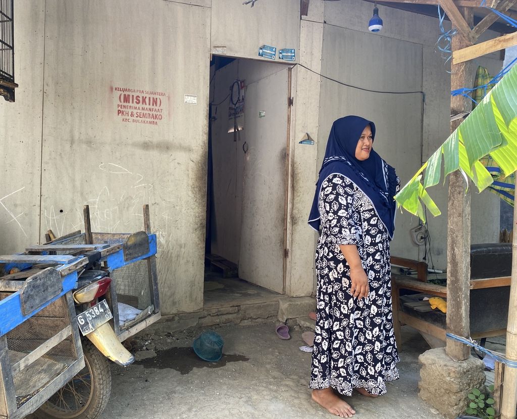Suasana di depan rumah Dewi (34), salah satu warga miskin ekstrem di Desa Cipelem, Kecamatan Bulakamba, Kabupaten Brebes, Jawa Tengah, Jumat (8/10/2021). Di desa itu ada sekitar 8.000 orang atau sekitar 71 persen yang berpenghasilan kurang dari Rp 340.000 per bulan atau tergolong miskin esktrem. Sebagian dari mereka tinggal di rumah tidak layak huni, tidak memiliki akses terhadap air dan listrik, serta tidak memiliki jamban.