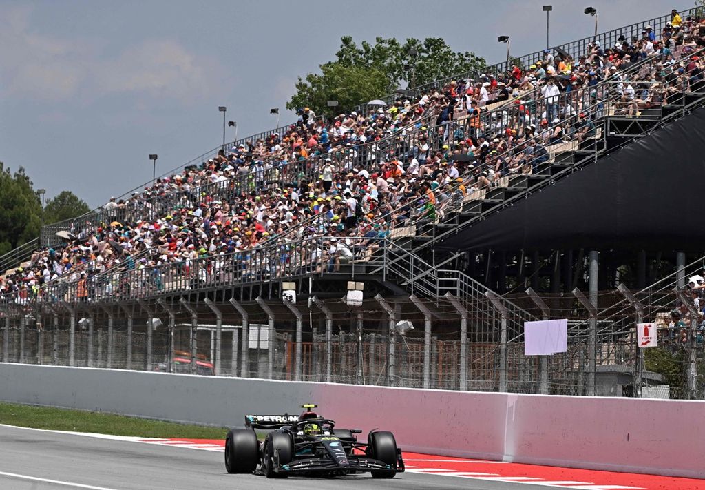 Pebalap Mercedes, Lewis Hamilton, memacu mobilnya pada sesi latihan bebas pertama Formula 1 seri Spanyol di Sirkuit Barcelona Cataluny di Montmelo, Spanyol, Jumat (2/6/2023).
