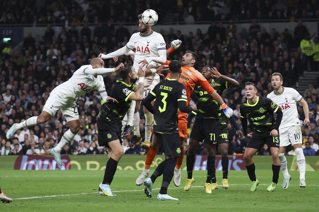 Pemain Tottenham Hotspur Rodrigo Bentancur (atas) menyundul bola untuk membobol gawang Sporting CP pada laga Liga Champions di Stadion Tottenham Hotspur, London, Rabu (26/10/2022). Laga itu berakhir imbang 1-1. 