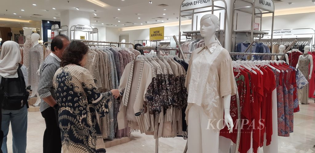 Pengunjung melihat pakaian yang dijual di SOGO Department Store, Plaza Senayan, Jumat (23/1/2024).