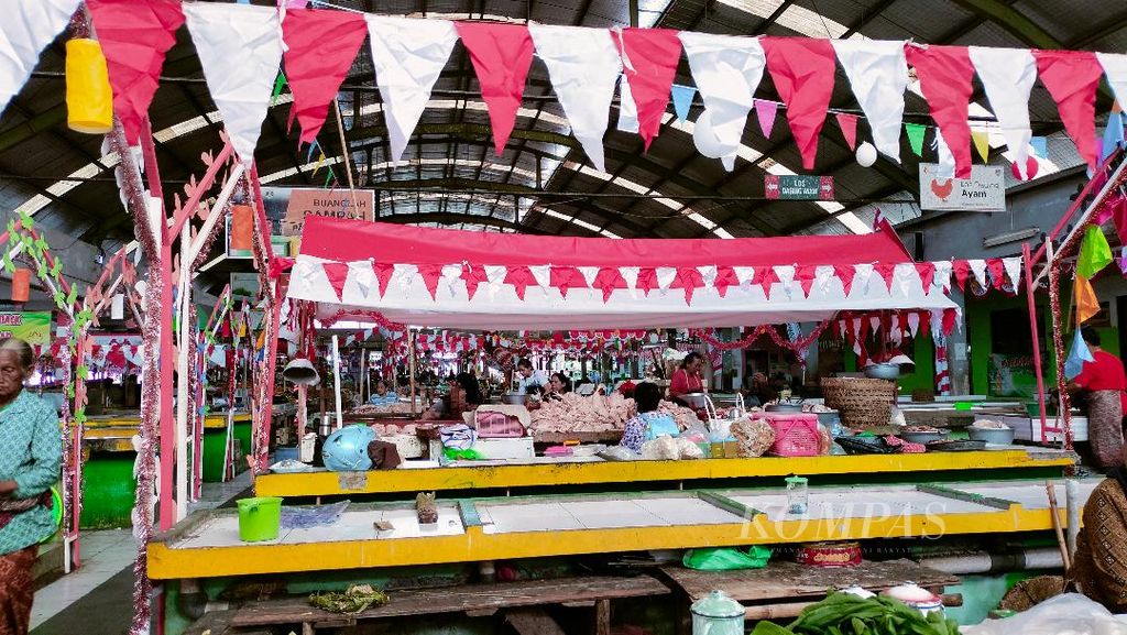 Hiasan berwarna merah putih dipasang di Pasar Rejowinangun, Kota Magelang, Jawa Tengah, Rabu (16/8/2023).
