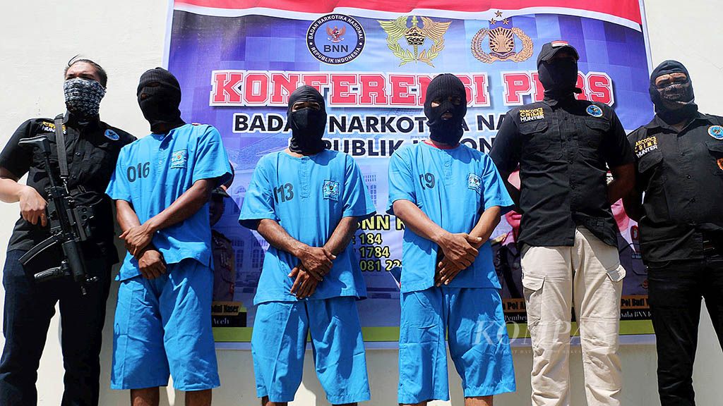 Tiga tersangka pengedar narkoba jaringan Aceh-Malaysia yang ditangkap oleh petugas Badan Narkotika Nasional Provinsi  Aceh, Senin (12/2).  Sebanyak 20 kilogram sabu disita dari mereka. Penyelundupan sabu melalui laut timur Aceh masih marak.