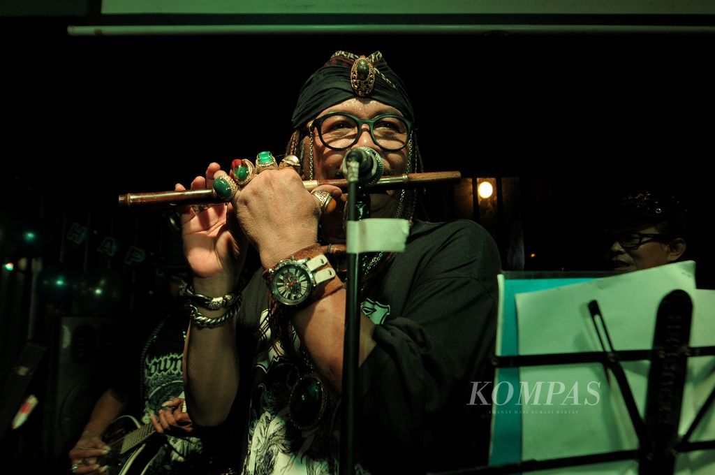 Vocalist and motorbike of OM PMR, Jhonny Iskandar alias Jhonny Madu Matikutu, performing at Borneo Beerhouse, Jakarta, Tuesday (28/10/2015).