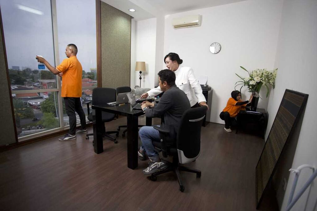 Dua orang tasker atau pekerja bTaskee Indonesia sedang membersihkan sebuah kantor di Jakarta Selatan, Desember 2023.