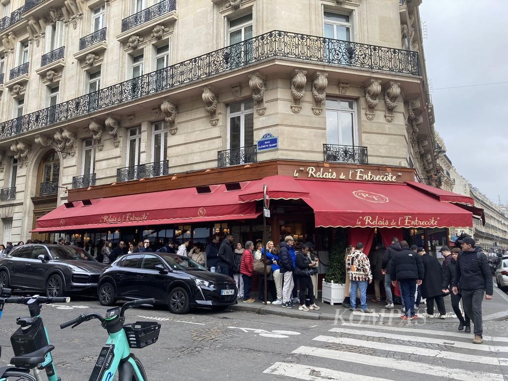Antrean panjang terbentuk di depan restoran Le Relais de L'Entrecite di pusat kota Paris, Perancis, Kamis (23/2/2023) siang. 