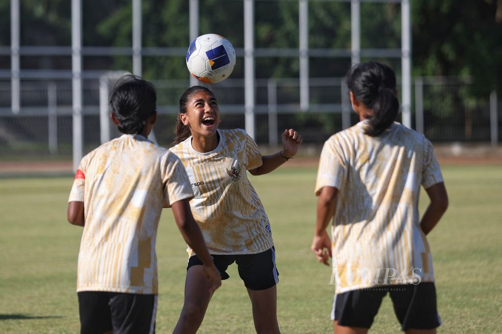 Pemain Tim Putri Indonesia U-17 Claudia Scheunemann berlatih bersama rekan setimnya di Stadion Ngurah Rai, Denpasar, Bali, Jumat (10/5/2024). Claudia menjadi salah satu pemain yang dipanggil untuk timnas melawan Singapura.