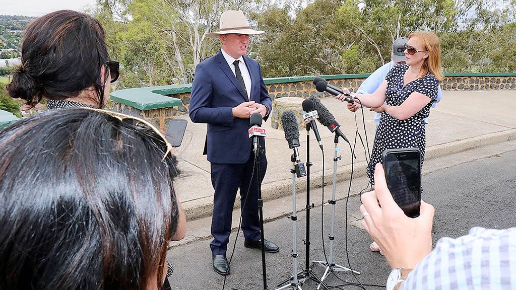 Wakil Perdana Menteri Australia Barnaby Joyce berbicara kepada wartawan, Jumat (23/2), di Armidale, Australia. Pria yang juga menjabat Menteri Sumber Daya Air dan Pertanian itu mengundurkan diri di tengah tekanan skandal seks yang menimpa dirinya.