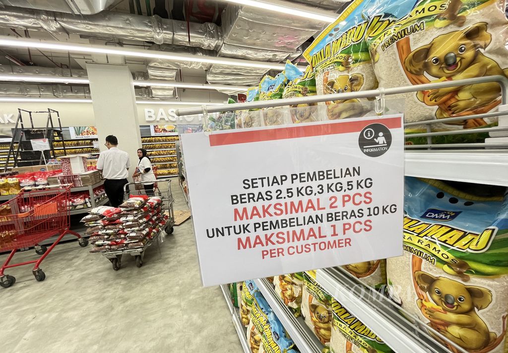 Pemberitahuan perihal pembatasan jumlah pembelian beras premium di salah satu supermarket ritel di kawasan Kebayoran Lama, Jakarta Selatan, Minggu (11/2/2024).