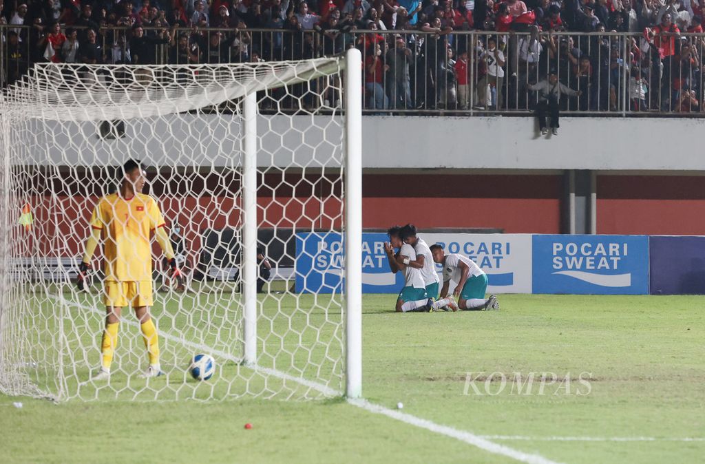 Pemain Indonesia U-16 merayakan gol yang dicetak Muhammad Kafiatur Rizky di final Piala AFF U-16 di Stadion Maguwoharjo, Sleman, DI Yogyakarta, Jumat (12/8/2022). Indonesia U-16 mengalahkan Vitenam U-16 dengan skor 1-0. 