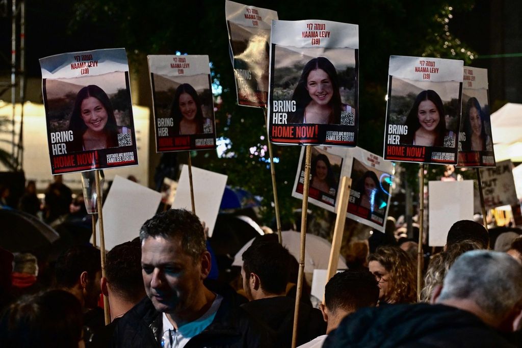 Pengunjuk rasa membawa foto Naama Levy, salah satu sandera, dalam unjuk rasa di Tel Aviv pada Sabtu (23/1/2023).