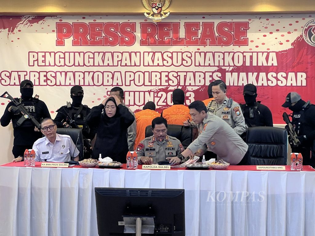 Kapolda Sulsel Irjen Nana Sudjana didampingi Kapolrestabes Makassar Kombes Budhi Haryanto dan Kepala BNN Sulsel Ghiri Prawijaya merilis tangkapan narkoba seberat 43,6 kilogram di Mapolrestabes Makassar, Kamis (12/1/2023).