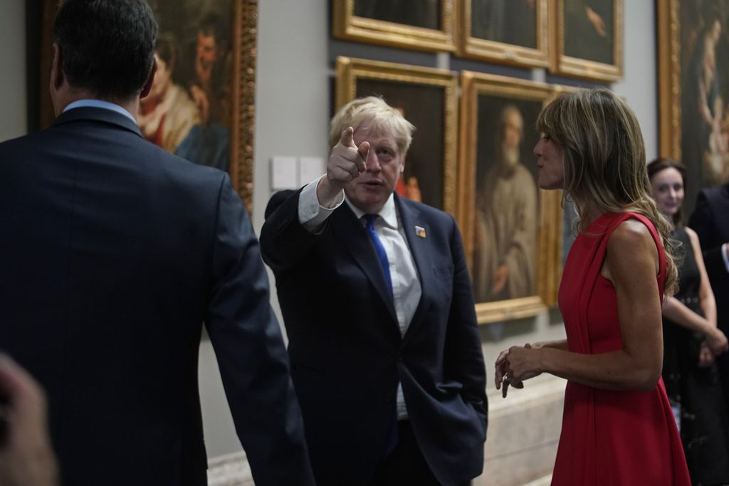 Perdana Menteri Inggris Boris Johnson berbicara dengan Perdana Menteri Spanyol Pedro Sanchez (kiri) dan istrinya, Begona Gomez, dalam kunjungan ke museum Prado di Madrid, Spanyol, Rabu (29/6/2022). 