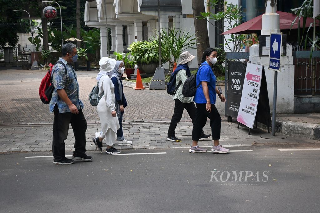 Sejumlah wisatawan yang difasilitasi Jakarta Good Guide saat berjalan kaki menuju di Museum Jenderal AH Nasution pada Rabu (7/8/2022). Tren wisata di Ibu Kota kian digemari warga setelah pandemi