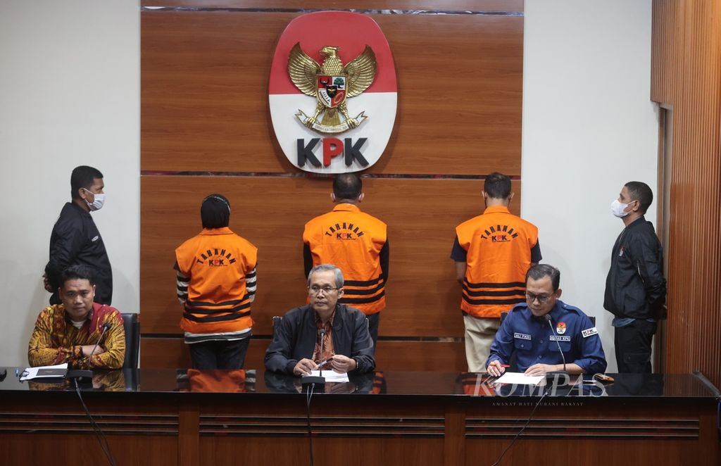 Bupati Meranti Muhammad Adil (tengah), Kepala BPKAD Pemerintah Kabupaten Meranti Fitria Nengsih (kiri) dan Pemeriksa Muda BPK Perwakilan Riau M Fahmi Aressa (kanan) menggunakan rompi tahanan saat konferensi pers di gedung Komisi Pemberantasan Korupsi (KPK), Jakarta, Jumat (7/4/2023).