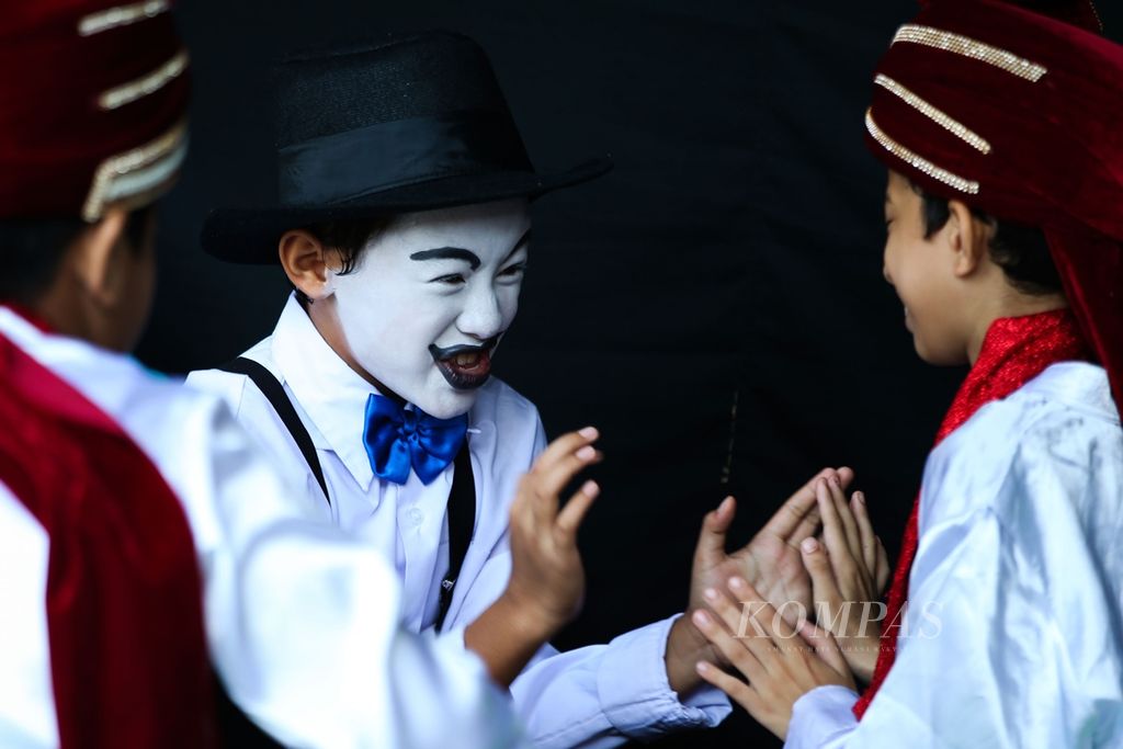 Murid-murid kelas V menampilkan drama saat mengikuti pentas seni di SD Al Azhar 15 Pamulang, Tangerang Selatan, Banten, November 2019. 