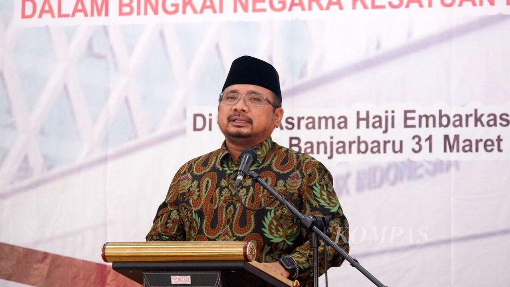Minister of Religion Yaqut Cholil Qoumas. gives directions during a gathering with religious leaders, leaders of Islamic boarding schools, caregivers of the taklim assembly, and intellectual actors of religious harmony at the Banjarmasin Hajj Embarkation Dormitory in Banjarbaru, South Kalimantan, Thursday (31/3/2022).