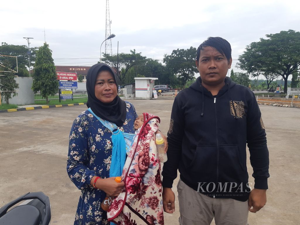 Agus Arif (30) bersama istri dan anaknya saat ditemui, Selasa (15/2/2022), di Winong, Kabupaten Cirebon, Jawa Barat. Agus merupakan tersangka pencurian yang bebas melalui mekanisme keadilan restoratif. Agus terpaksa mencuri untuk membiayai anaknya yang sakit.