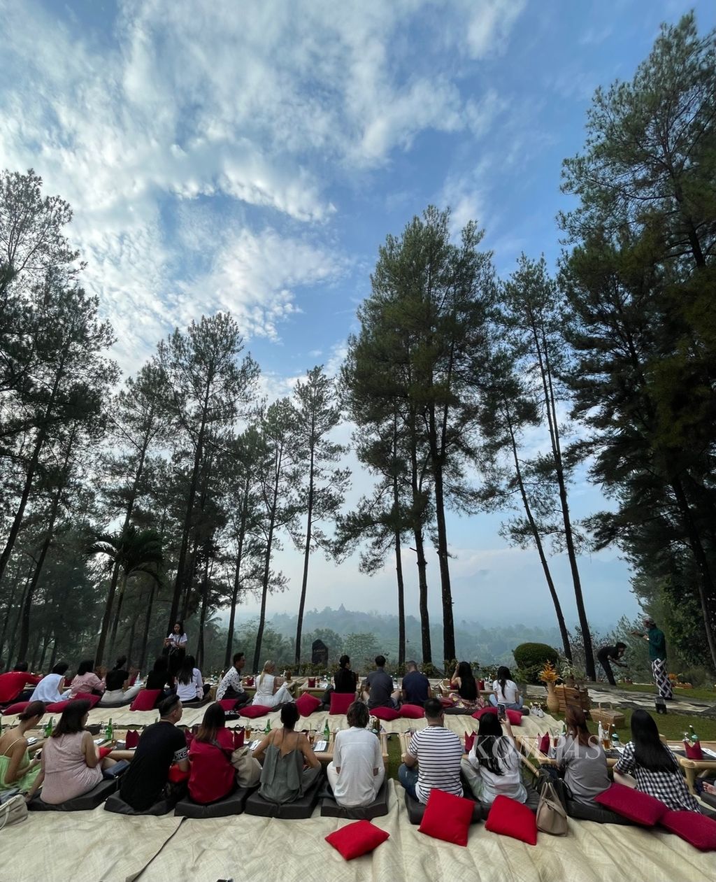 Para tamu bersiap menikmati sarapan di tengah keindahan alam dan panorama Borobudur di kejauhan, Sabtu (14/9/2022).