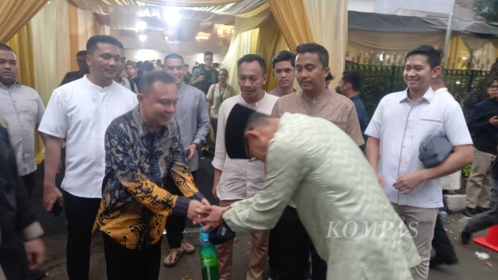 Menteri Pariwisata dan Ekonomi Kreatif yang juga Wakil Ketua Dewan Pembina Partai Gerindra Sandiaga Salahuddin Uno (kanan) bersalaman dengan Ketua Harian DPP Gerindra Sufmi Dasco Ahmad (kiri), di Jakarta, Minggu (23/4/2023). 