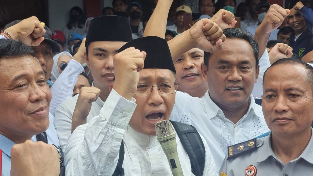 Terpidana korupsi kasus Hambalang Anas Urbaningrum memberikan pidato saat keluar dari Lembaga Pemasyarakatan Kelas I Sukamiskin Bandung, Jawa Barat, Selasa (11/4/2023). 