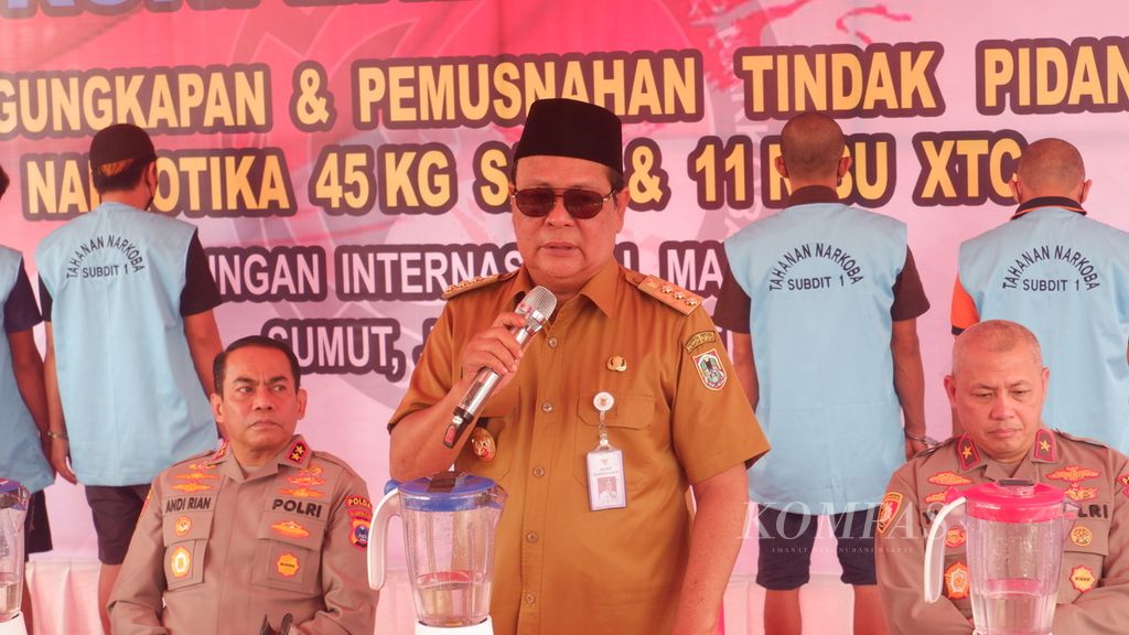 Gubernur Kalimantan Selatan Sahbirin Noor menyampaikan keterangan pers terkait pengungkapan tindak pidana narkotika di Banjarmasin, Selasa (10/1/2023).
