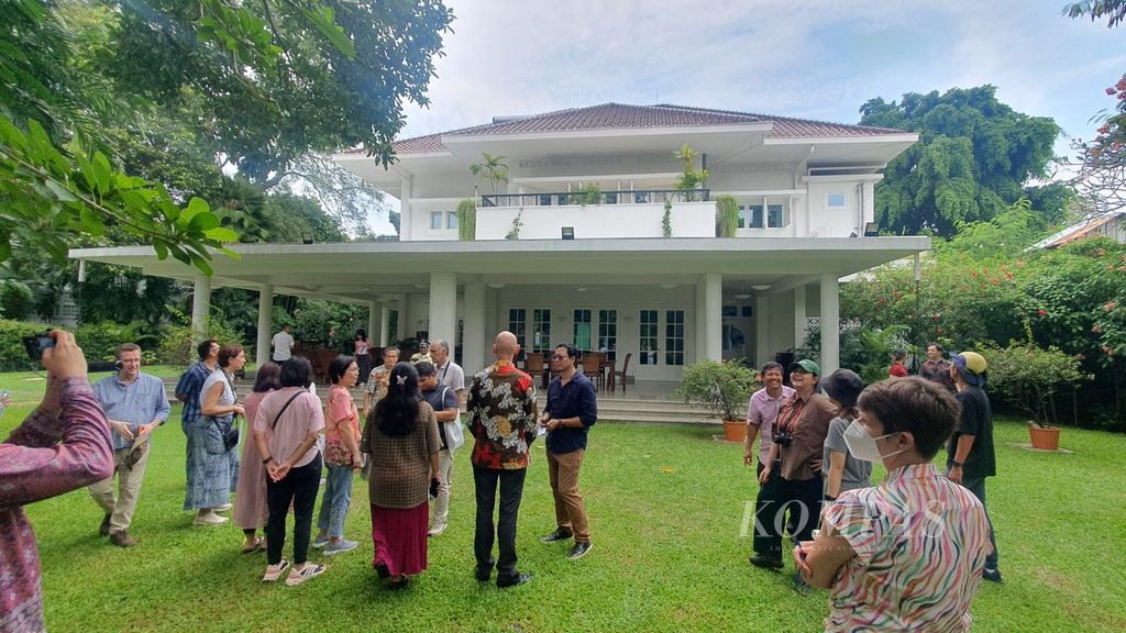 Para peserta tur sejarah berbincang di taman belakang rumah dinas Duta Besar Belanda di Jalan Diponegoro, Menteng, Jakarta Pusat, Sabtu (20/4/2024).