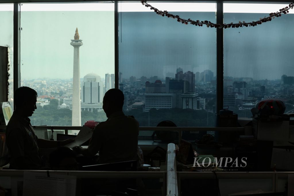 Siluet aparatur sipil negara (ASN) saat beraktivitas di hari pertama kerja di gedung Balai Kota DKI Jakarta, Selasa (16/4/2024). 