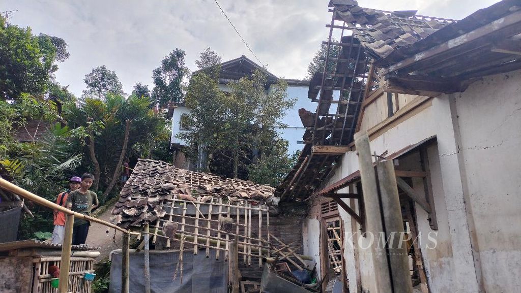 Ledakan bahan petasan merusak rumah pelaku penyimpan dan rumah warga sekitar di Desa Jebengsaei, Kecamatan Salaman, Kabupaten Magelang, Kamis (20/4/2023).