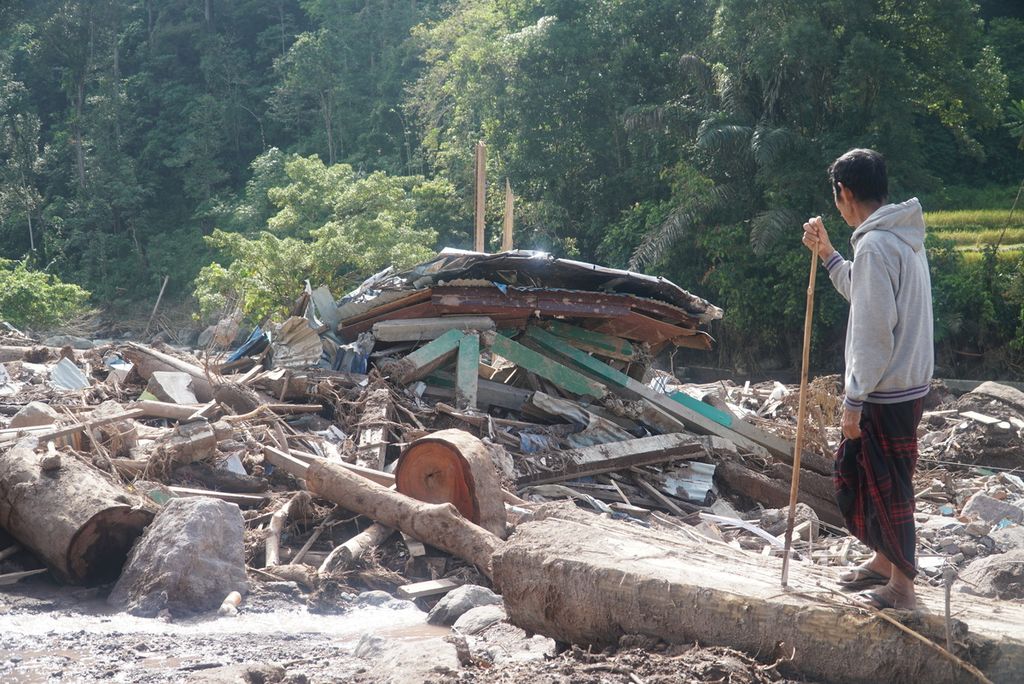 Warga mengamati puing-puing Masjid Darul Ihsan yang hancur tersapu banjir bandang di Kampung Langgai, Nagari Ganting Mudik Utara Surantih, Kecamatan Sutera, Kabupaten Pesisir Selatan, Sumatera Barat, Kamis (14/3/2024). 