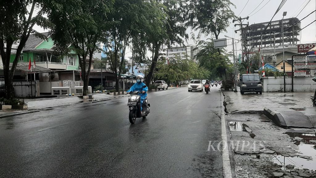 Kota Pontianak, Kalimantan Barat, diguyur hujan pada Jumat (25/8/2023). Kualitas udara pun membaik.