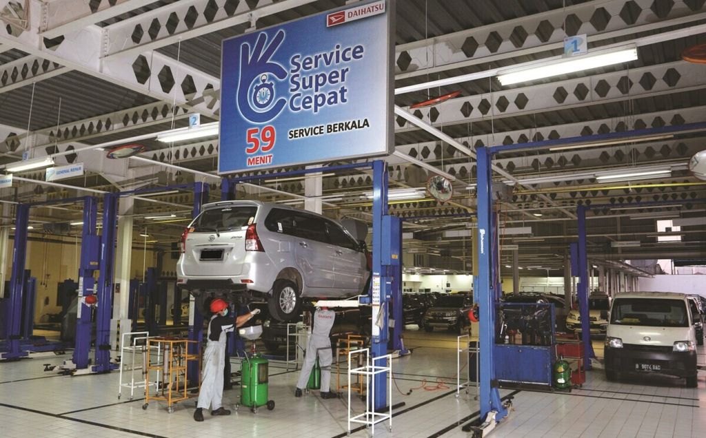Layanan bengkel resmi di salah satu dealer Daihatsu. Terobosan terbaru, PT Daihatsu Astra Motor memberikan dispensasi masa garansi kendaraan bagi pemilik kendaraan yang masa berlakunya habis di masa pembatasan sosial berskala besar. 