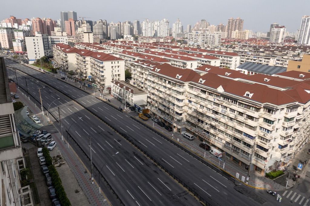 Suasana jalanan kota Shanghai, China, yang lengang saat penguncian total wilayah akibat lonjakan kasus Covid-19, 1 April 2022. 