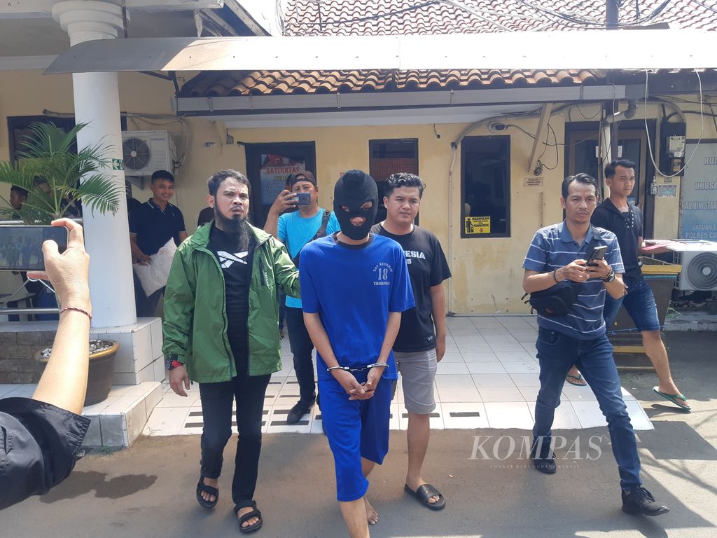 Polisi membawa tersangka kasus pembunuhan di Markas Polres Cirebon Kota, Jawa Barat, Jumat (10/5/2024). Dalam rilis itu, polisi mengungkap kasus temuan mayat perempuan dalam lemari di salah satu tempat indekos di Kecamatan Kedawung pada Kamis (9/5/2024).