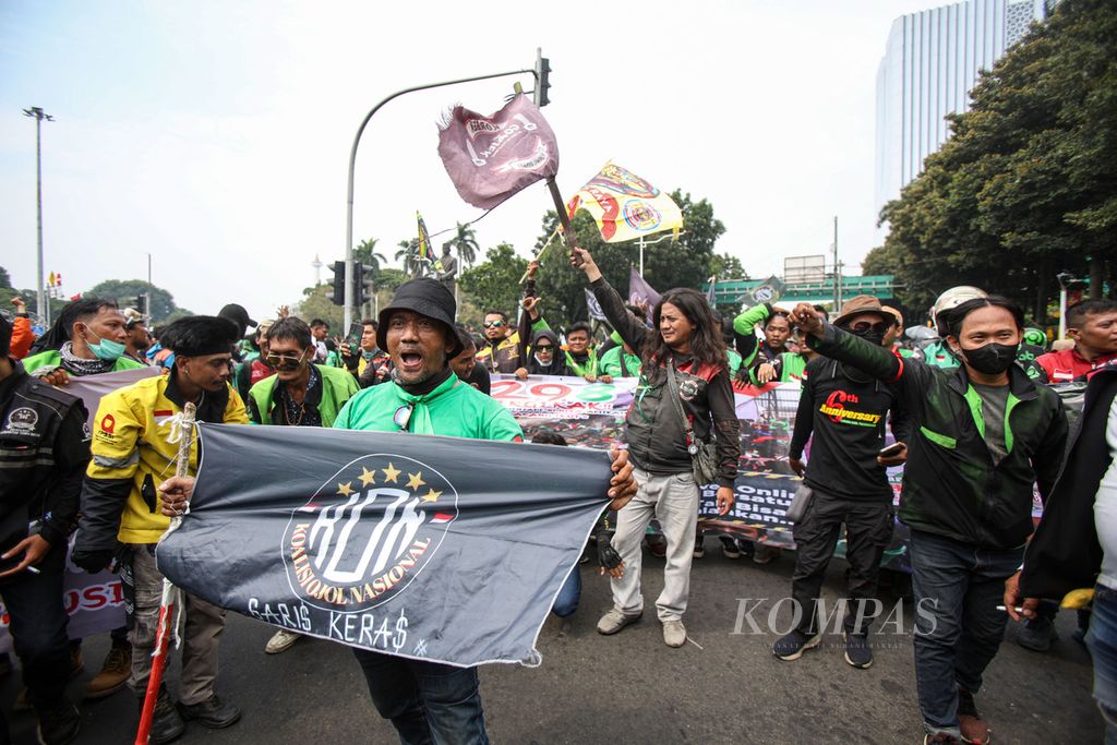 Para pengemudi ojek <i>online</i> atau ojek daring melakukan unjuk rasa di kawasan Patung Kuda Wijaya, Jakarta, Kamis (29/8/2024). Ratusan pengemudi ojek <i>online</i> (ojol) atau pengemudi daring dari berbagai perusahaan aplikasi ojek daring melakukan unjuk rasa di kawasan Patung Arjuna Wijaya.