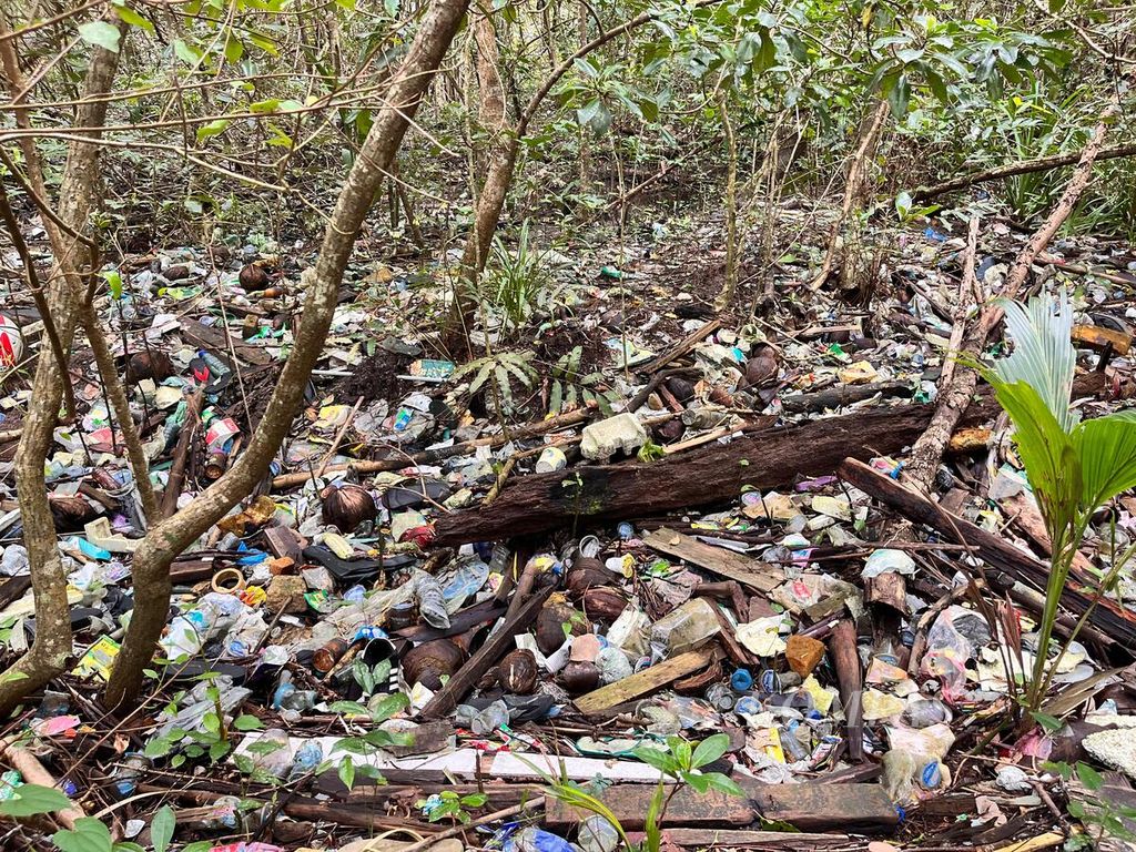 Tumpukan sampah plastik yang berserakan di kawasan hutan mangrove di Ambon, Maluku, Selasa (14/7/2024).