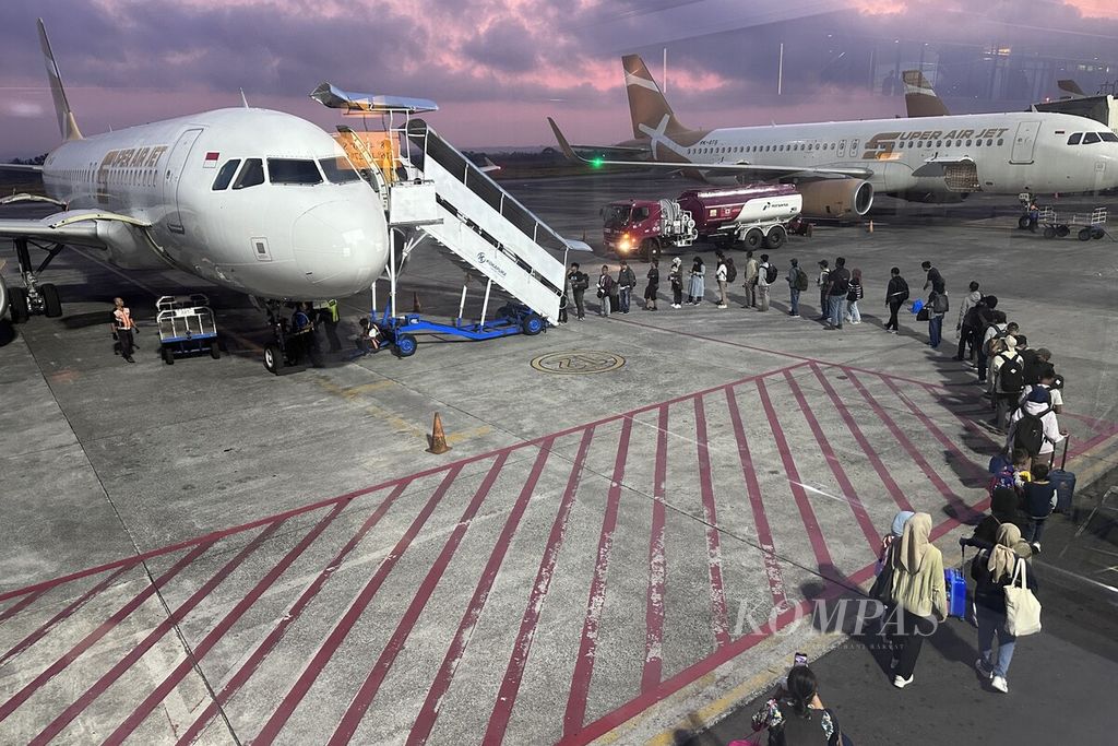 Penumpang mengantre untuk naik ke pesawat di Bandara Internasional Lombok, Praya, Lombok Tengah, Nusa Tenggara Barat, Rabu (25/10/2023) pagi. 