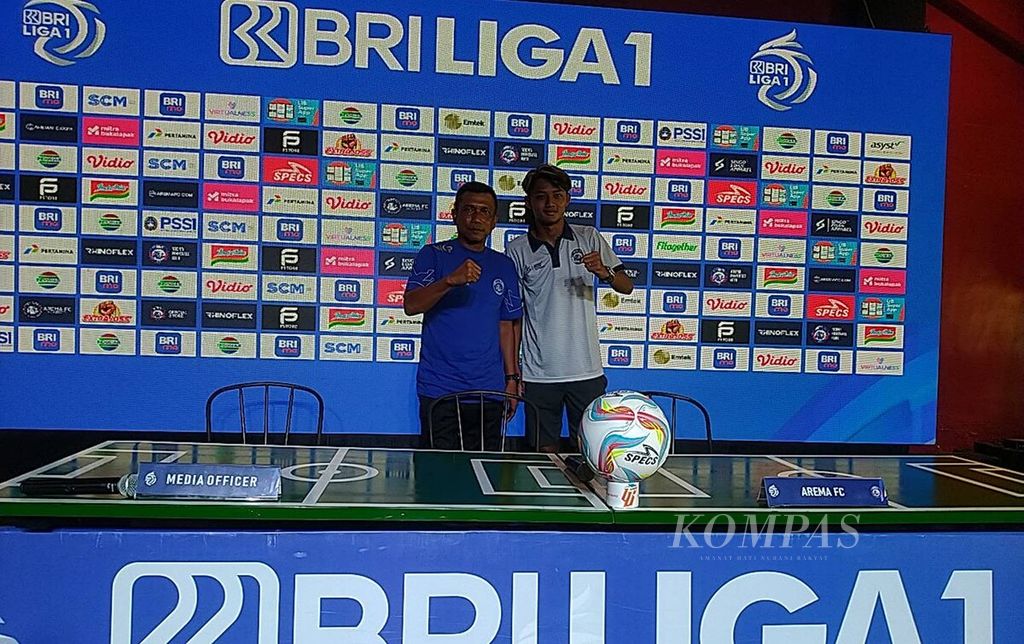 Pelatih Arema FC Widodo Cahyono Putro (kiri) bersama pemain Arema FC, Achmad Maulana (kanan), berfoto seusai jumpa pers di Stadion Dipta, Gianyar, Bali, Minggu (25/2/2024). 