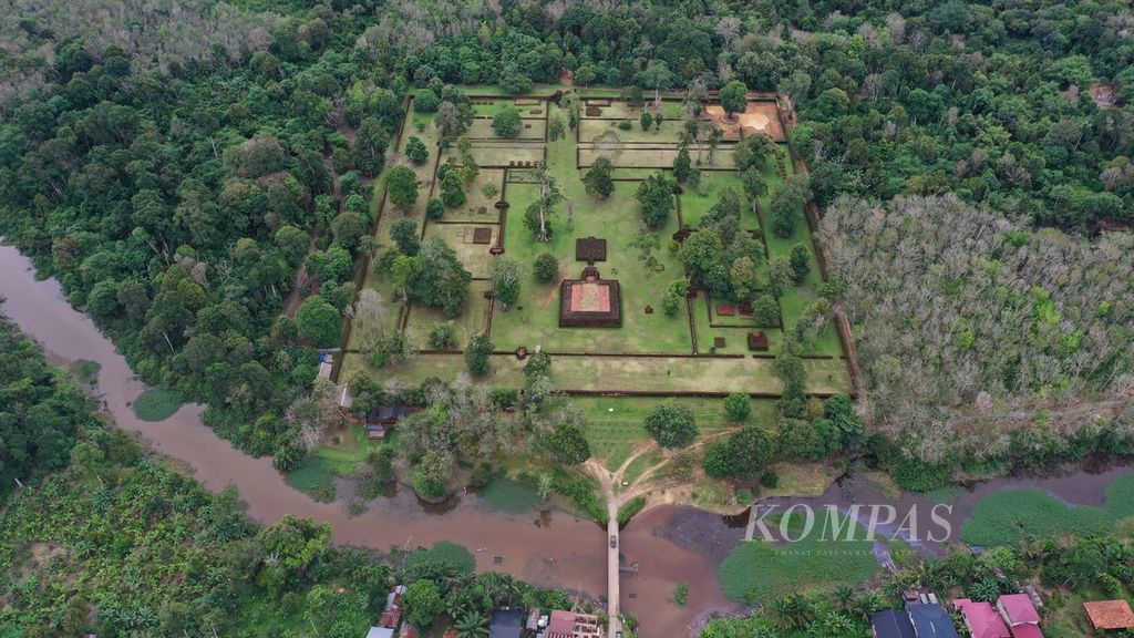 Dalam foto udara tampak kanal kuno yang berada di sekitar kompleks Candi Kedaton, Kawasan Cagar Budaya Nasional (KCBN) Muarajambi, di Muaro Jambi, Jambi, Selasa (9/7/2024). 