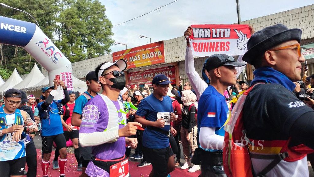 Sekitar 200 pelari Run Against Cancer berlari memulai start di Kebun Raya Gunung Tidar, Kota Magelang, Jawa Tengah, Sabtu (4/2/2023).